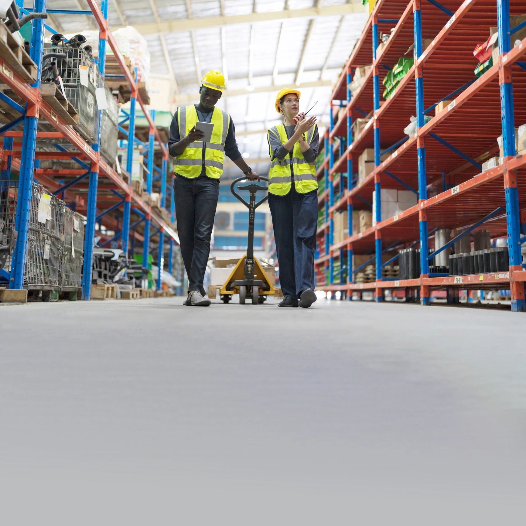 Trabajadores en almacén con racks industriales