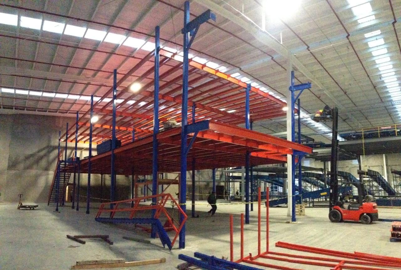 Almacén industrial con racks multinivel